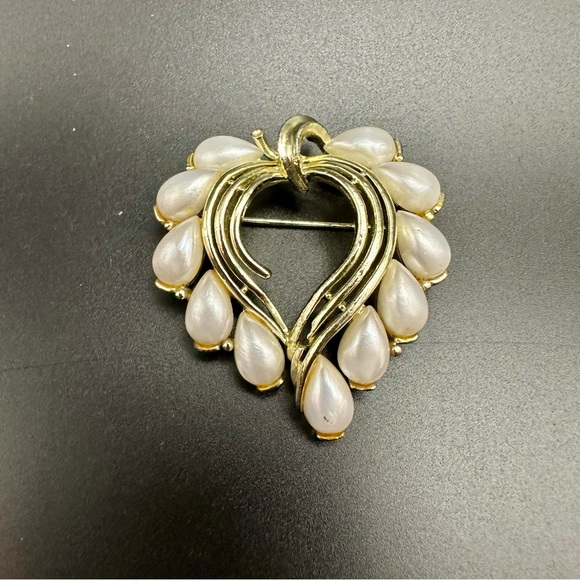 Vintage STAR Faux Pearl & Gold Tone Signed Brooch Pin - Picture 7 of 7